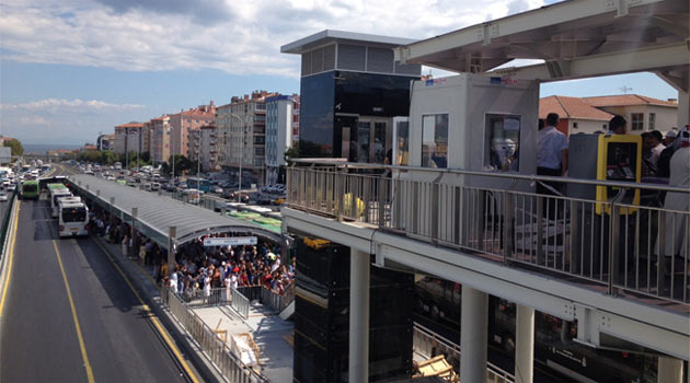 Metrobüste bayram izdihamı