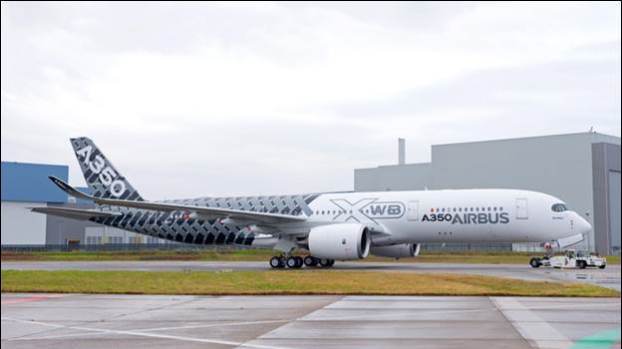 A350 özel ‘karbon’ üniformasıyla hangardan çıktı