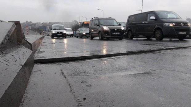 İstanbul'un yükünü taşıyan köprü yarıldı