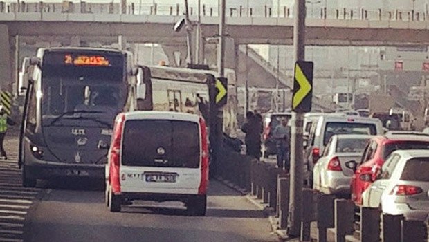 Metrobüs E-5'e daldı