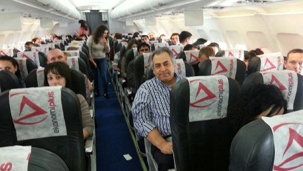 Kırım'a havalanan Atlasjet uçağı geri döndü