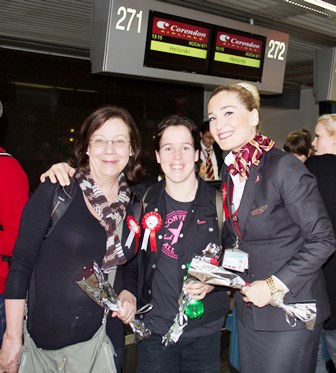 Corendon’dan her kadın yolcuya rozet ve çiçek