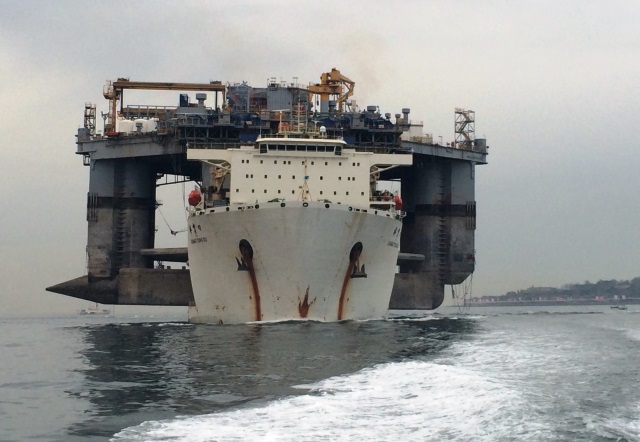 Boğazdan dev platform geçti