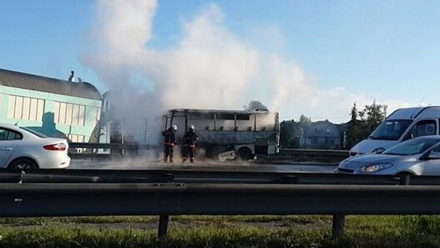 Yanan minibüs İstanbul trafiğini felç etti