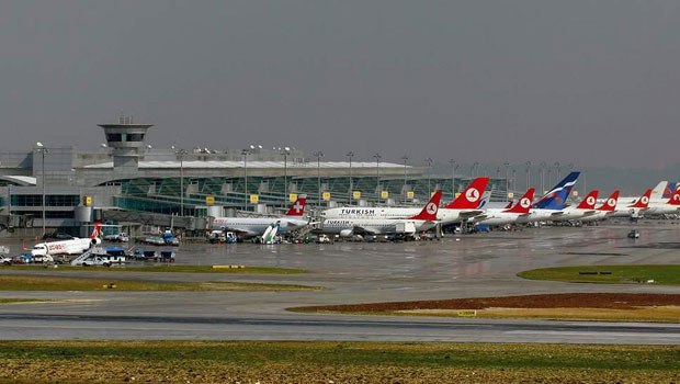 Uçak ve yolcu trafiği artıyor