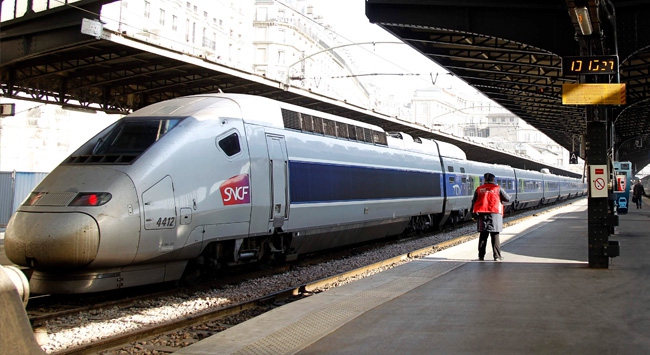 Hızlı tren perona sığmadı