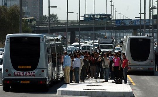 Toplu taşıma zammını az buldular!