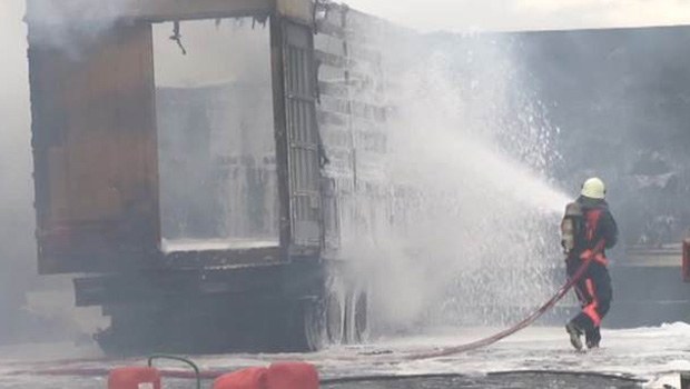 Kimyasal yüklü TIR'larda yangın