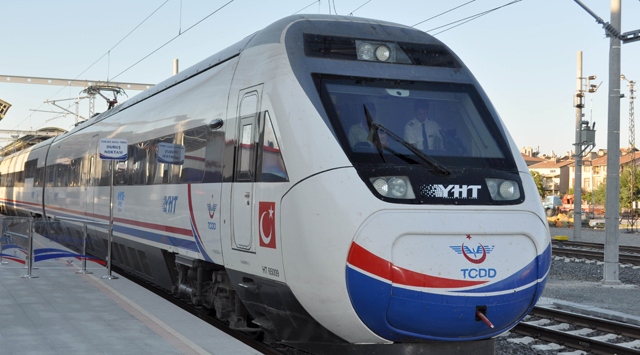 YHT'ye hostes alınıyor