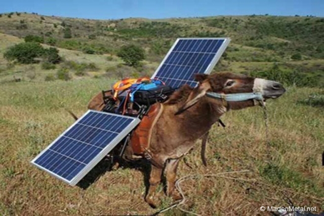 Eşek sırtında güneş enerjisi santrali dünya basınında
