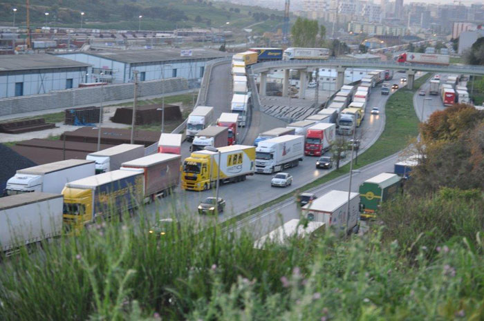 Kamyonlar İran’dan kestirme yol buldu
