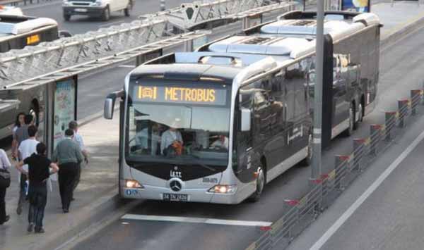 İstanbul'da ek metrobüs seferleri başladı