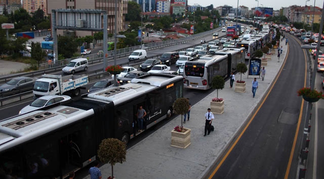 Metrobüs D-100 Karayolundan gidecek