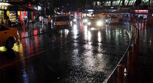 İstanbulda şiddetli yağış ve fırtına etkili oldu