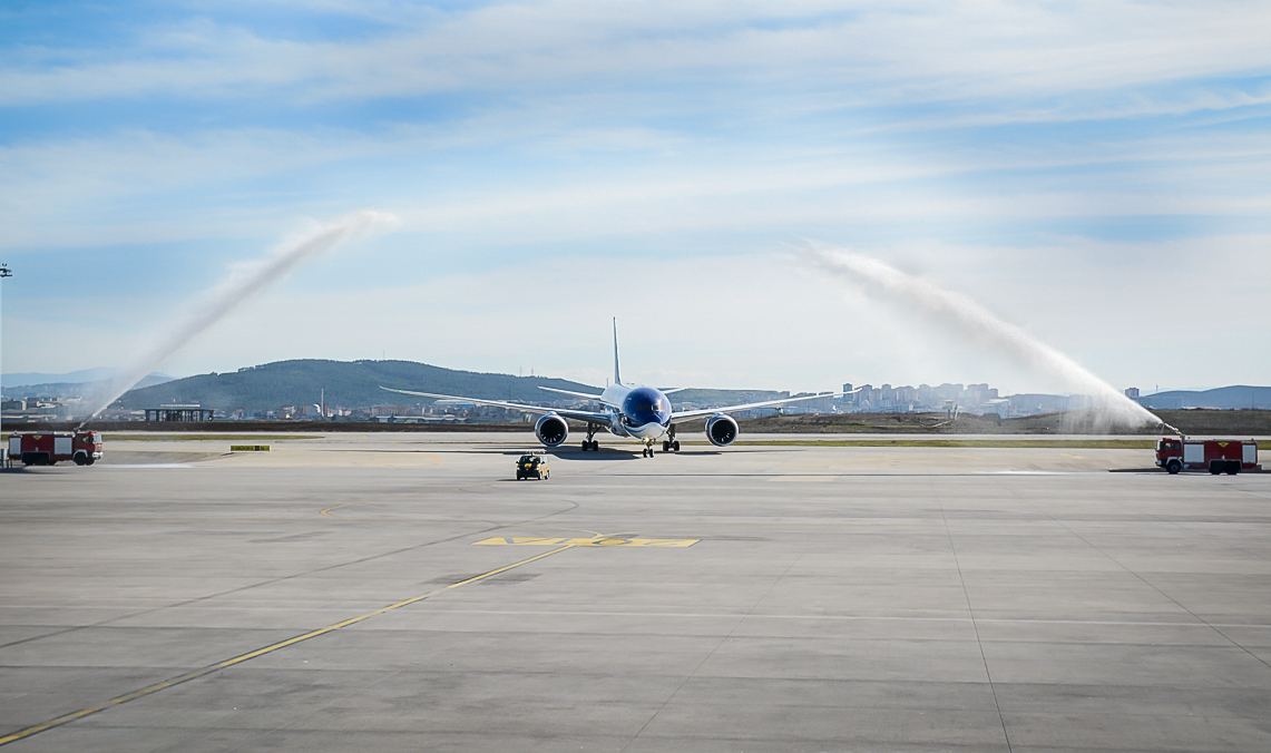 Dreamliner’a su kemerli karşılama