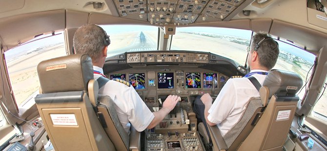 Etihad ve Emirates kokpitte iki çalışan bulunduracak