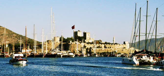 Lüks yatlar Bodrum sahillerine geri döndü