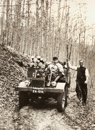 02_unimog’un-9-ekim-1946’daki-ilk-test-surusu.-bas-tasarimci-heinrich-rosler-direksiyonda,-unimog’a-adini-veren-hans-zabel-sagda.jpg