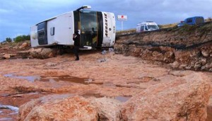 Yolcu otobüsü ve otomobil sele kapıldı: 3 ölü