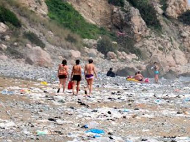 Suriye’nin toplanmayan çöpleri Akdeniz’in tüm kıyılarını vuruyor