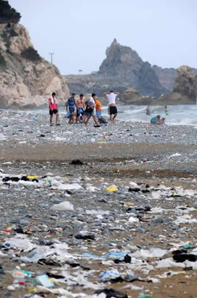 Suriye’nin toplanmayan çöpleri Akdeniz’in tüm kıyılarını vuruyor