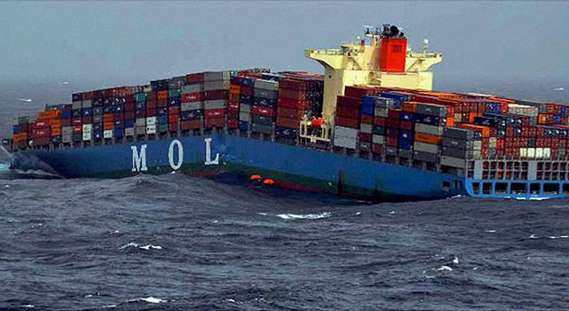 Dev konteyner gemisi ikiye bölünüp battı