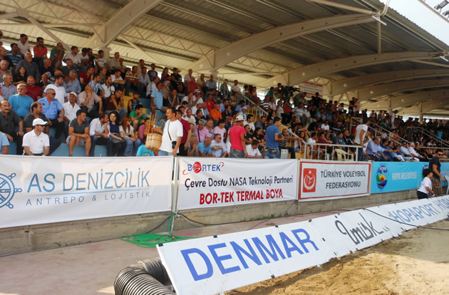 Hopa plaj voleybol turnuvasına hazırlanıyor