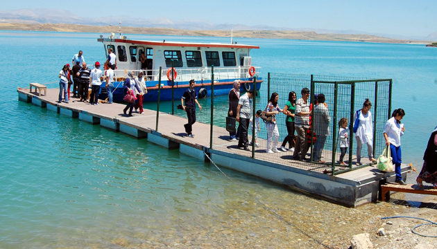 Atatürk Baraj Gölü'nde tekne turu