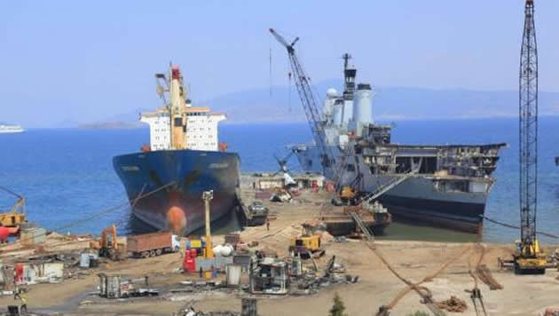 İngiltere Donanma gemisi Ark Royal İzmit'te jilet oldu