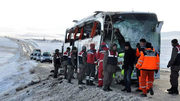 Yolcular camdan çıkmış, otobüs üzerlerine düşmüş