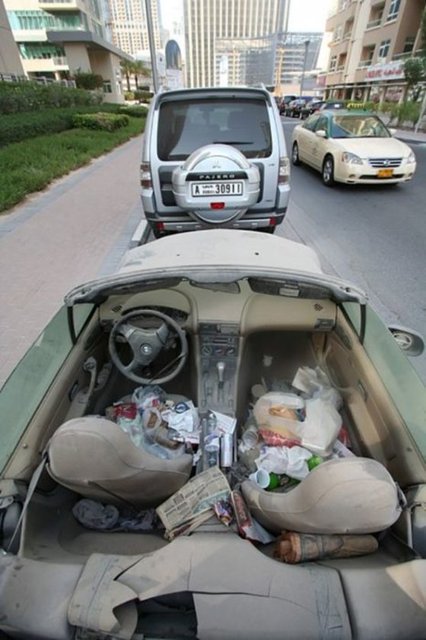 Dubai'de çöp olan lüks arabalar