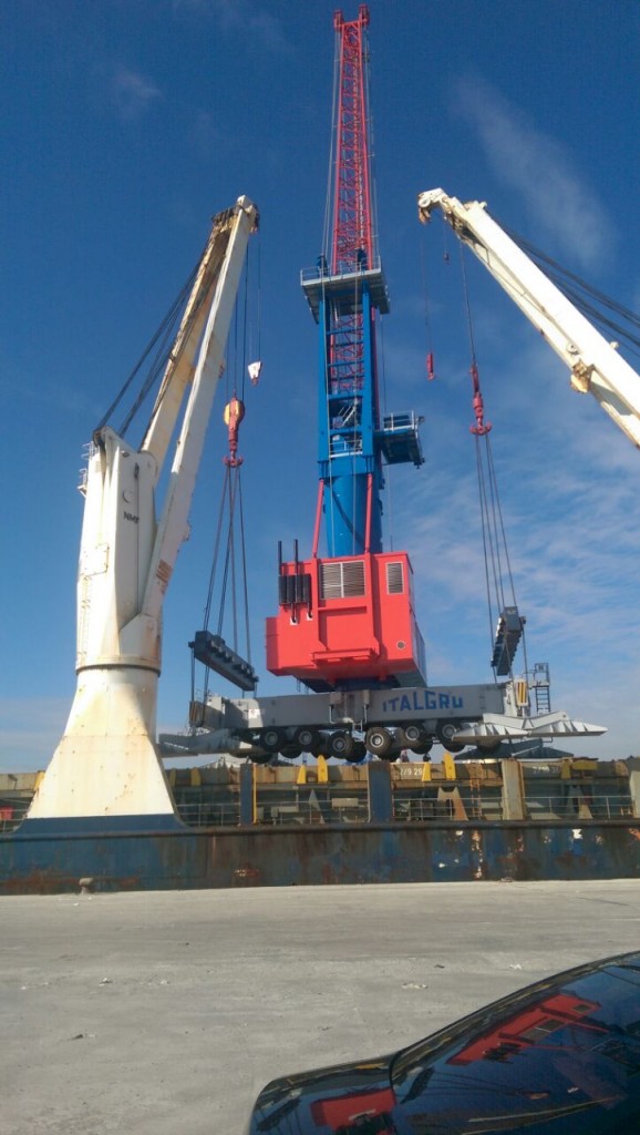 Alsancak Limanı'na yeni vinçler