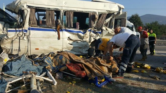 TIR dehşet saçtı: 2 ölü, 9 yaralı