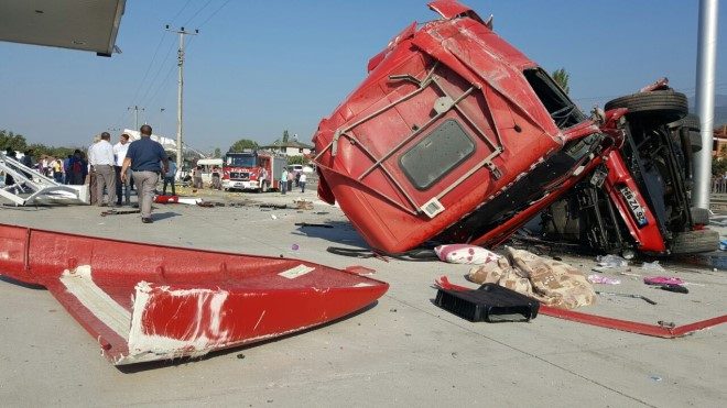 TIR dehşet saçtı: 2 ölü, 9 yaralı