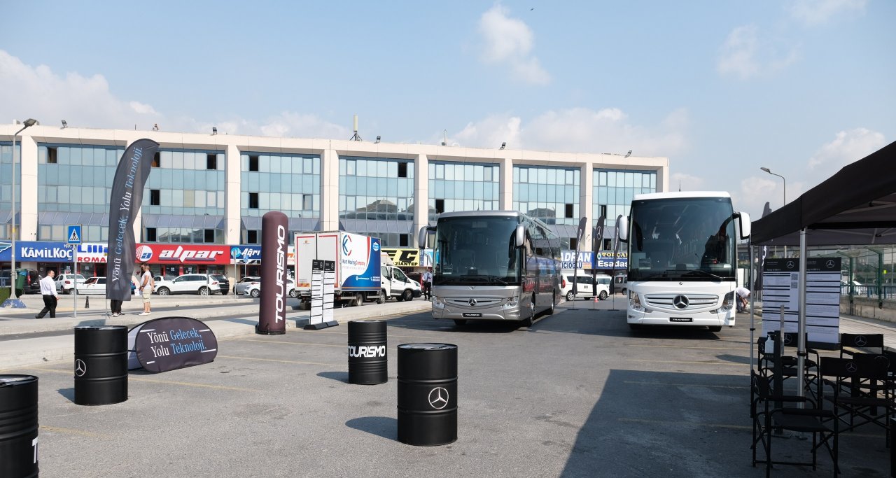 mercedes-benz-turk-41-farkli-yenilige-sahip-otobuslerini-otobus-severlerle-bulusturuyor-03.jpg
