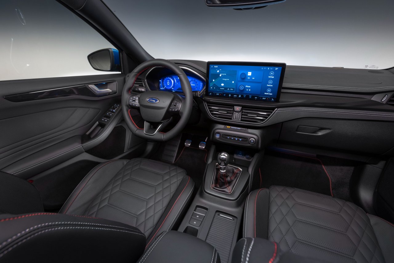 2021-ford-focus-st-line-interior-04.jpg