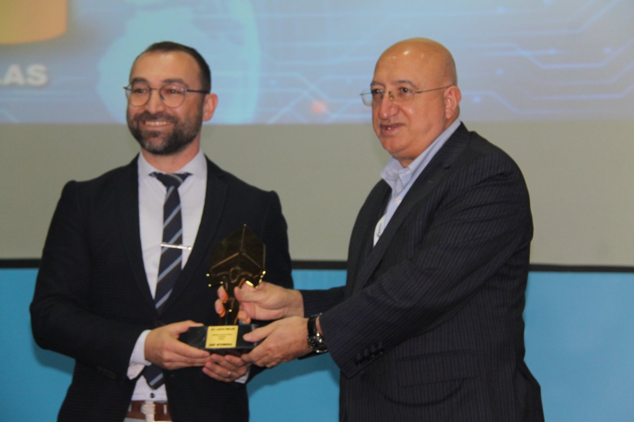 yigit-altiparmak-atlas-lojistik-odulu2.jpg