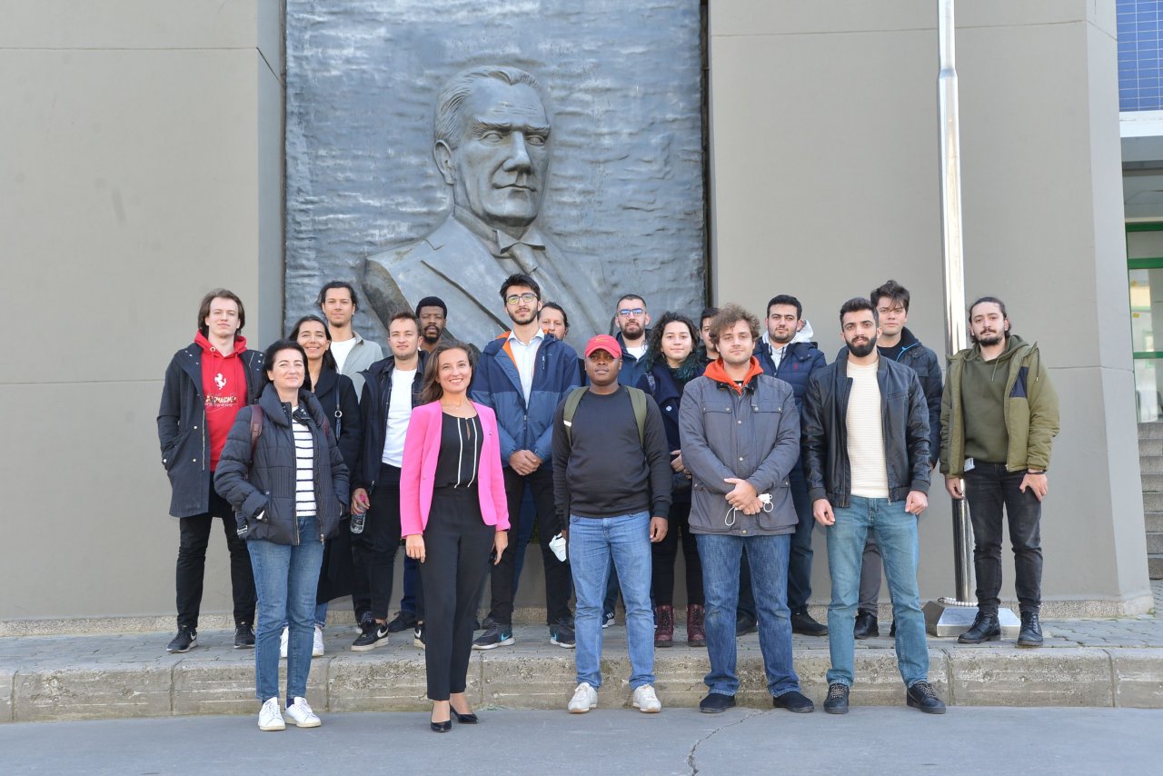 mercedes-benz-turk-ve-bahcesehir-universitesi-is-birligi-bu-yil-da-devam-ediyor-03.jpg