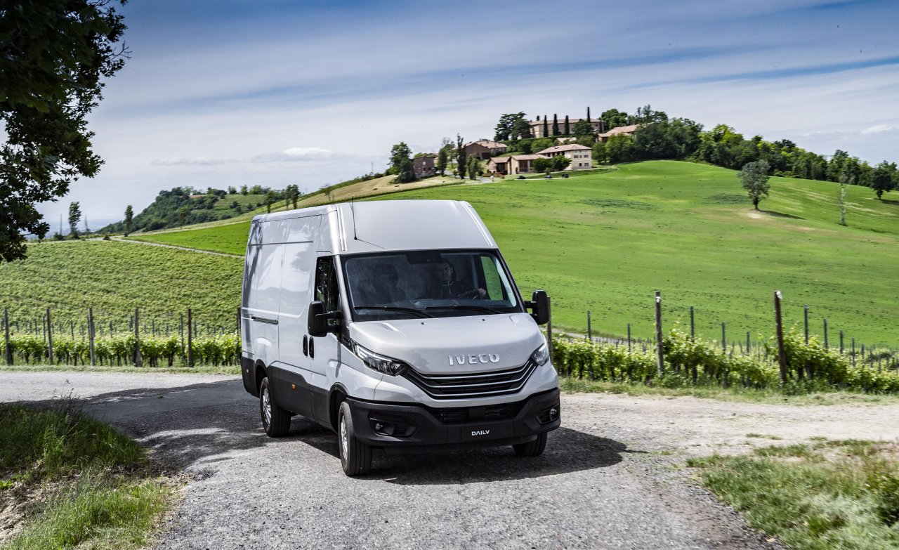 iveco-new-daily-van-10-low.jpg