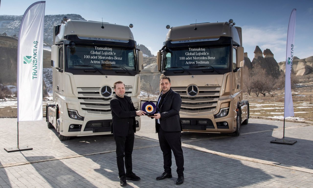 mercedes-benz-turk-transaktas-global-lojistike-100-adet-1853-ls-teslim-etti-04.jpg