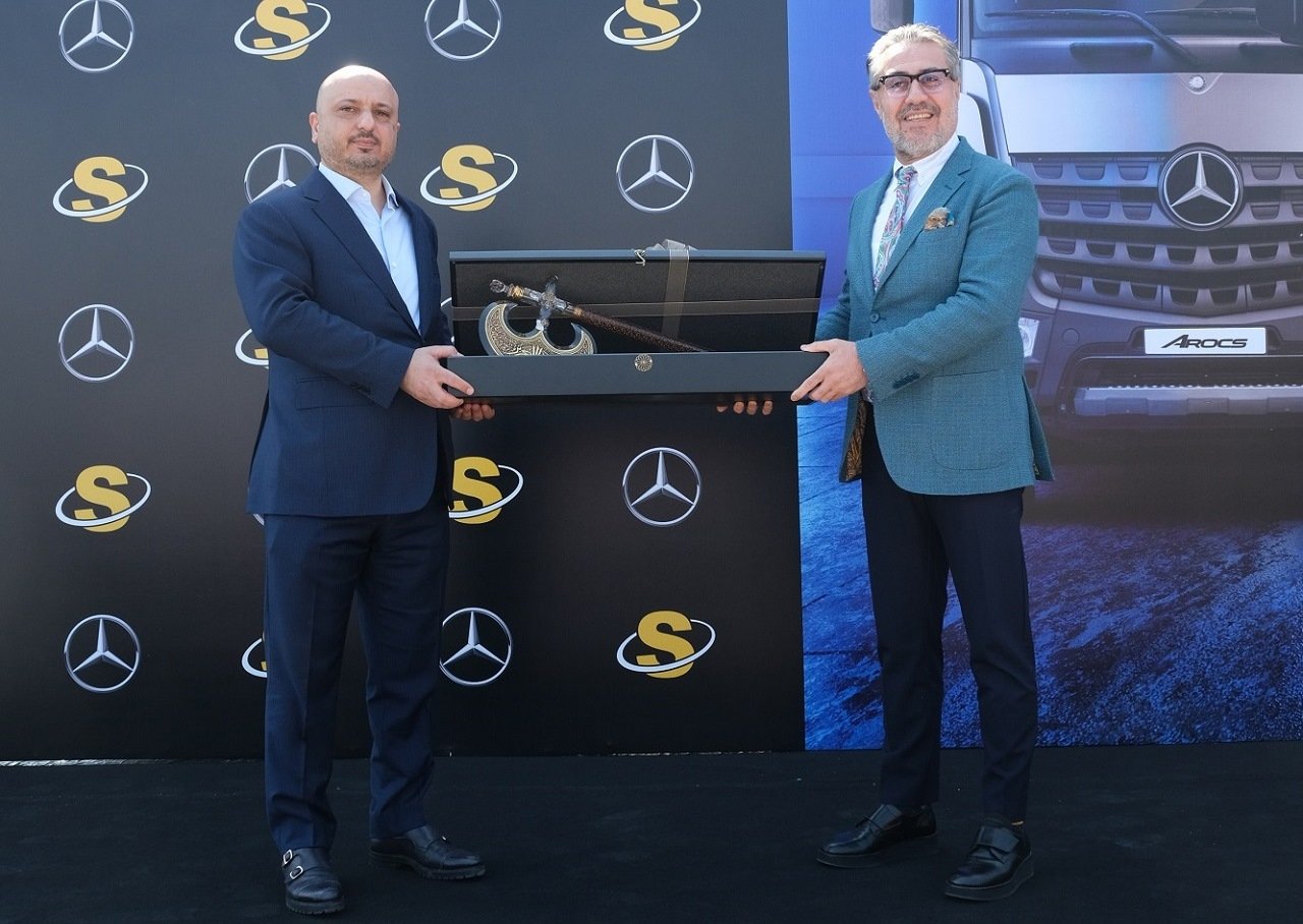 sarilar-grup-mercedes-benz-markali-385-adet-kamyonunu-teslim-aldi-04.jpeg