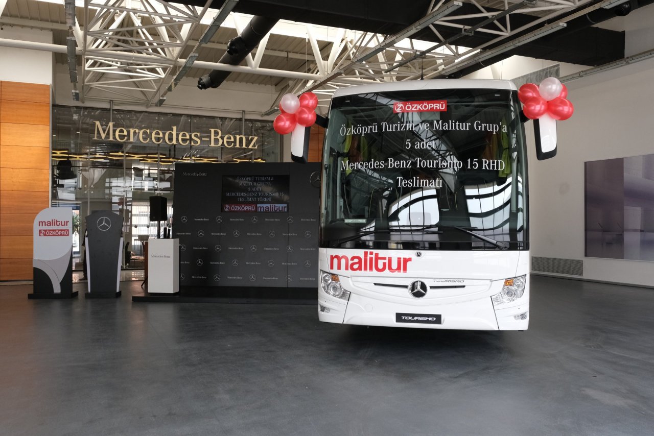 ozkopru-turizm-satin-aldigi-5-adet-mercedes-benz-tourismo-15-rhd-model-otobusun-2sini-teslim-aldi-01.jpg