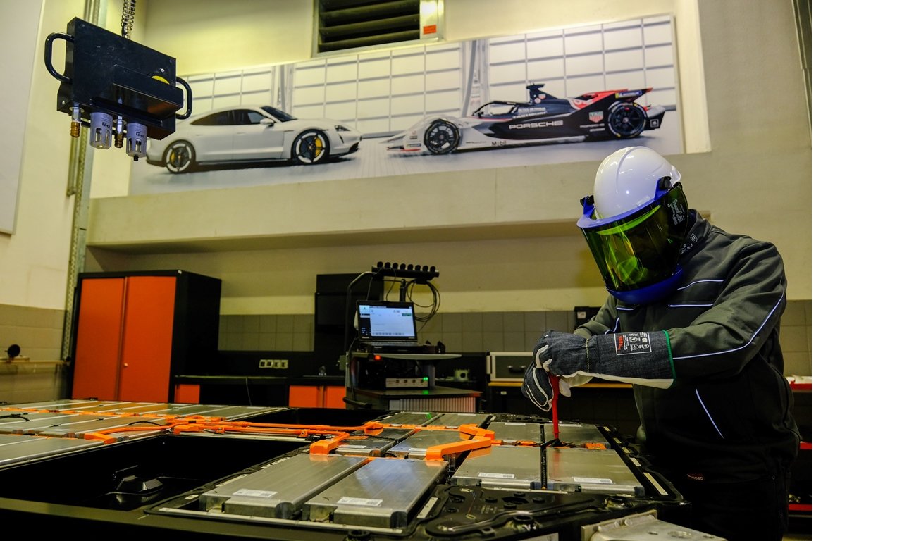 porsche-batarya-onarim-merkezi2.jpeg