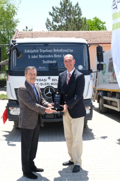 mercedes-benz-turk-eskisehir-tepebasi-belediyesine-5-adet-atego-1018i-teslim-etti-03.jpg