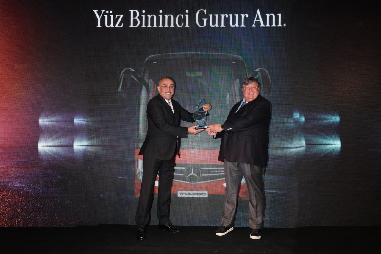 mercedes-benz-turk-100-bininci-otobusunu-altur-turizme-teslim-etti-05.jpg