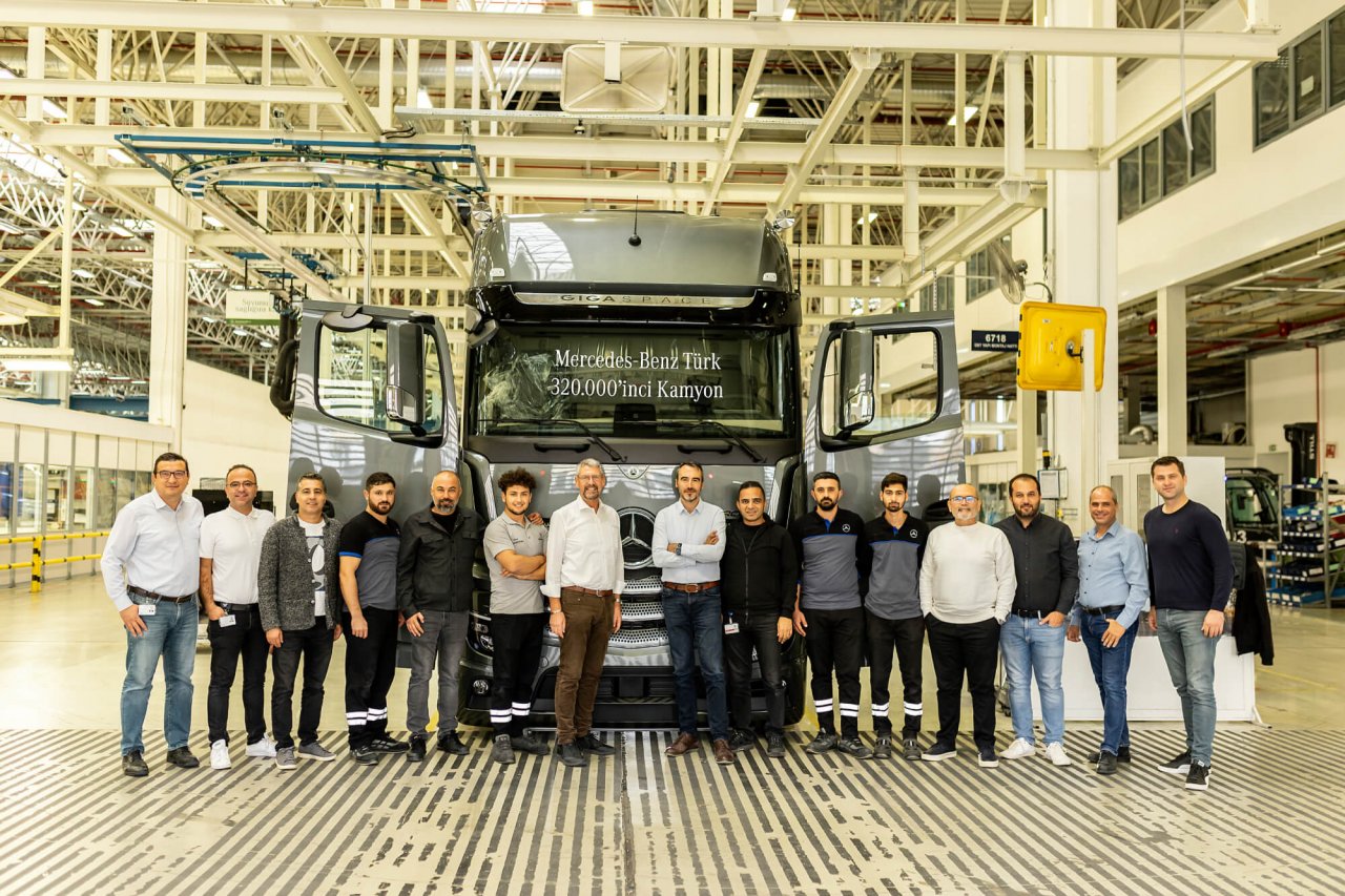 mercedes-benz-turk-320-bininci-kamyonunu-uretti-03.jpg
