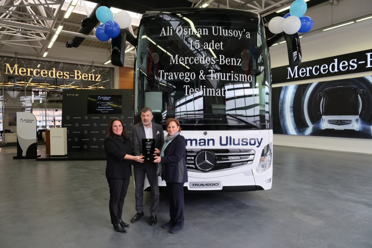 mercedes-benz-turk-ali-osman-ulusoy-turizme-2022-yilinda-toplam-15-adet-otobus-teslim-etti-02.jpg