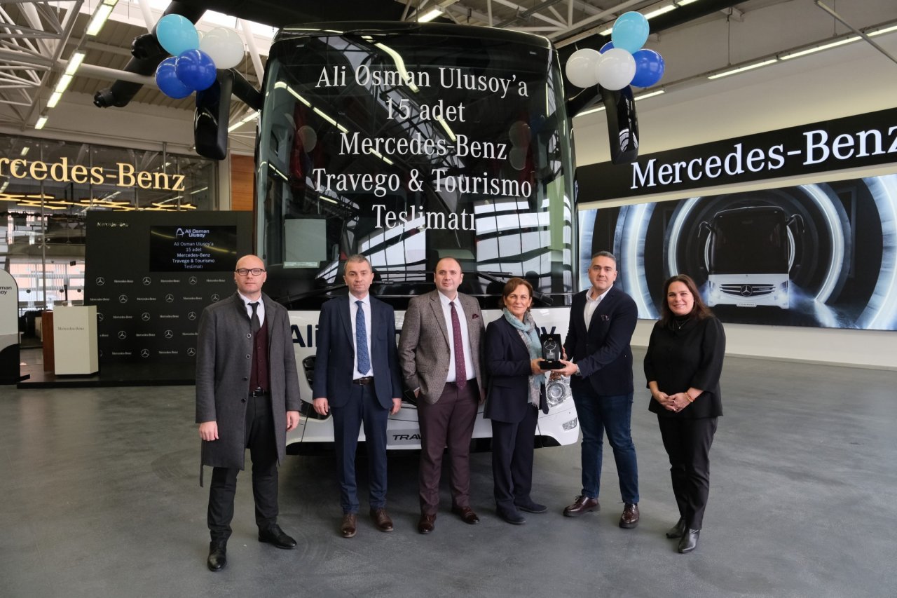 mercedes-benz-turk-ali-osman-ulusoy-turizme-2022-yilinda-toplam-15-adet-otobus-teslim-etti-04.jpg