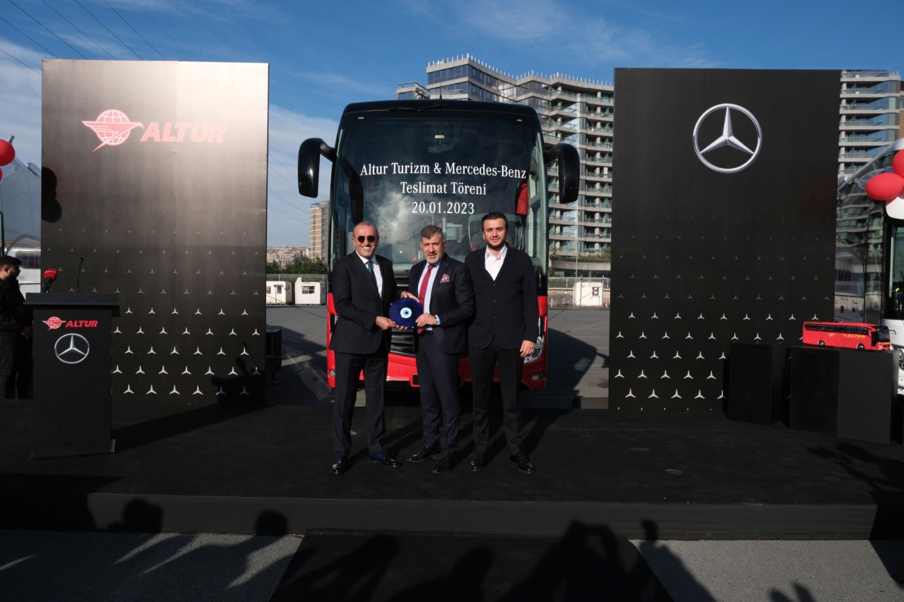 mercedes-benz-turk-altur-turizme-23-adet-tourismo-15-22yi-teslim-etti-03.jpg