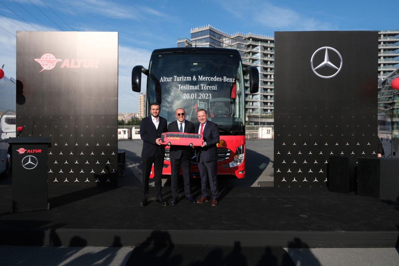 mercedes-benz-turk-altur-turizme-23-adet-tourismo-15-22yi-teslim-etti-04.jpg